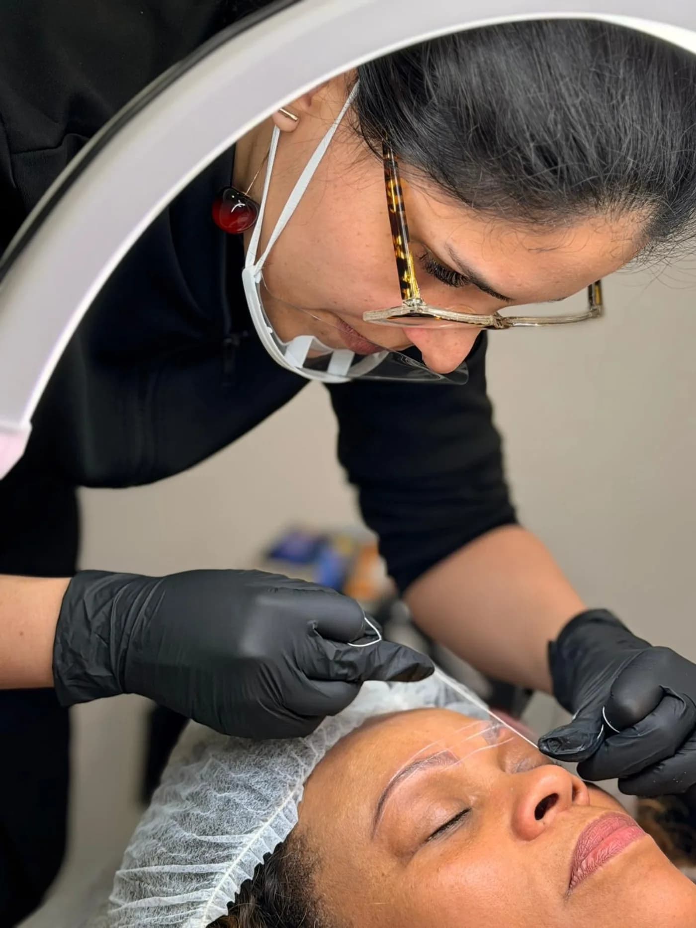 Kaoma Ferraz a desenhar sobrancelhas com linha