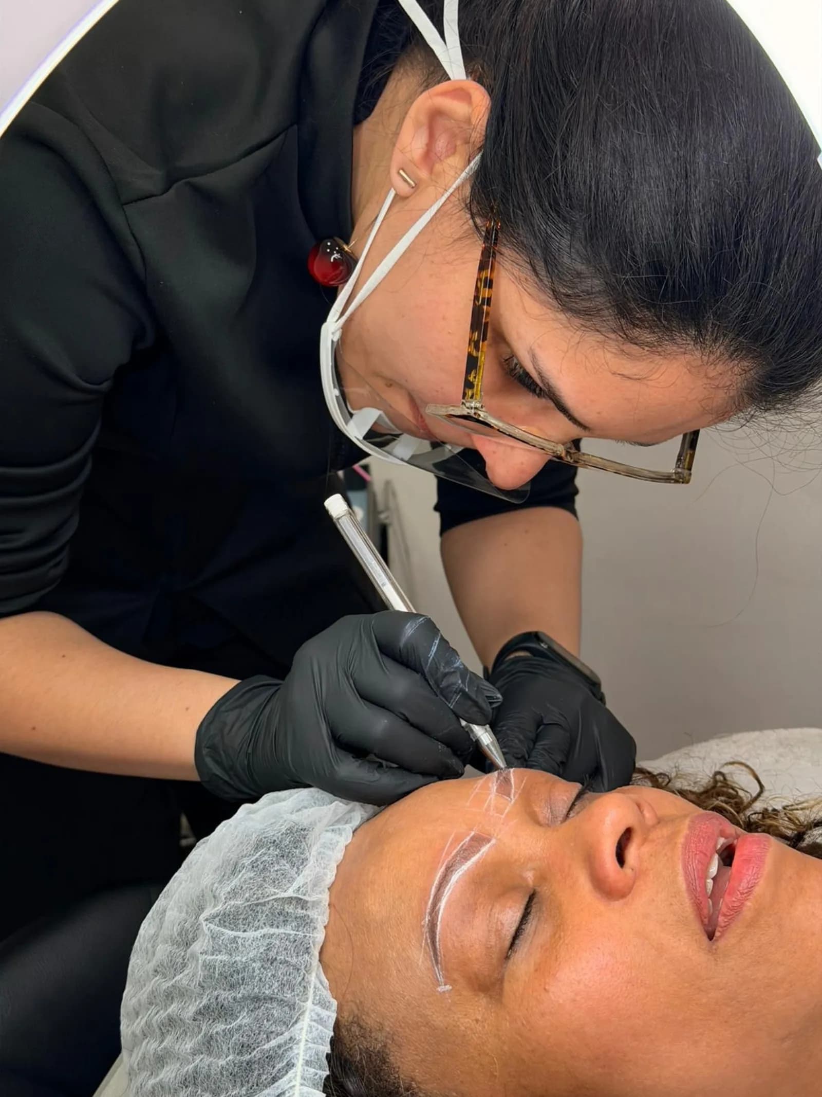 Kaoma Ferraz a marcar o desenho com caneta de precisão