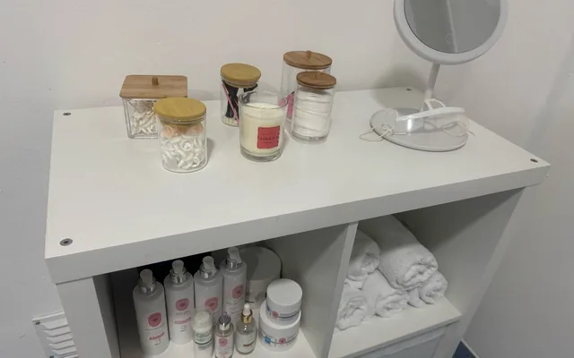 Bancada com produtos de estética, estúdio Kaoma Ferraz, Lisboa