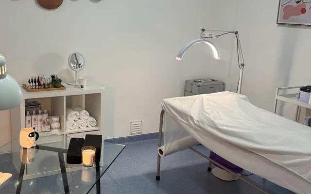 Maca e luz de trabalho no estúdio Kaoma Ferraz, Alvalade, Lisboa