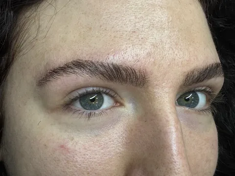 Brow lamination, sobrancelhas penteadas para cima, Kaoma Ferraz, Alvalade, Lisboa