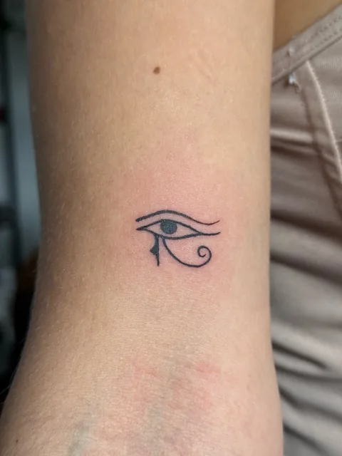 Tatuagem fine line do olho de Hórus no pulso, Kaoma Ferraz, Alvalade, Lisboa