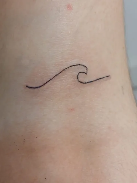 Tatuagem fine line de onda, traço único, Kaoma Ferraz, Alvalade, Lisboa